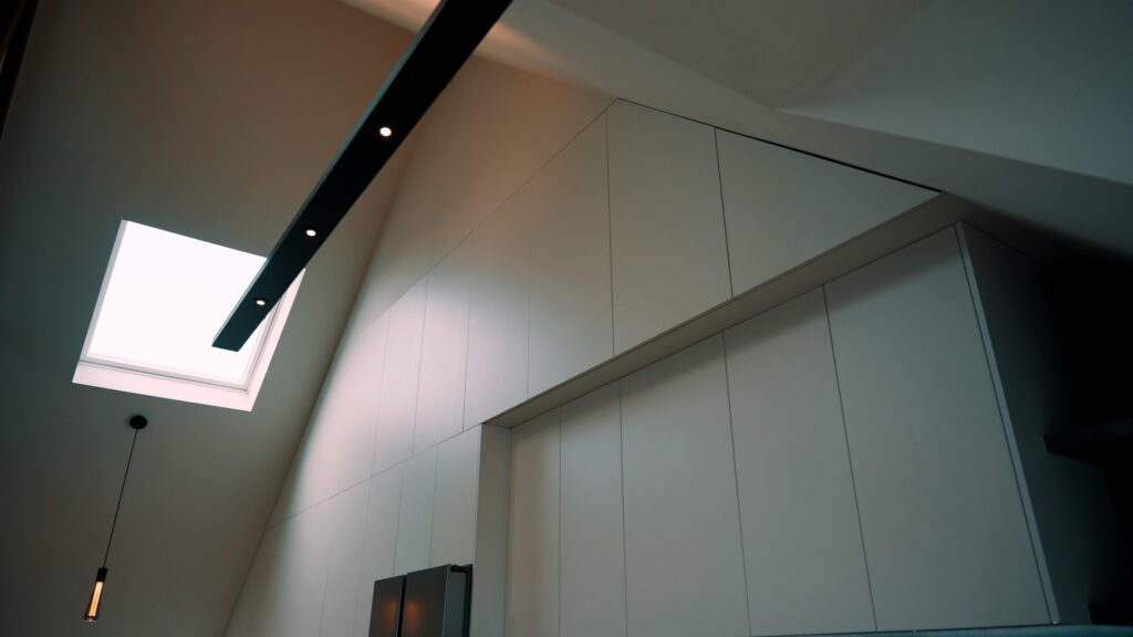 wandkast schuin dak door schrijnwerker