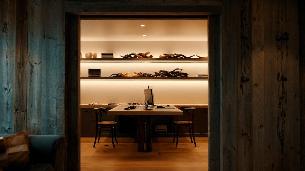 Landelijke bureau wandkast vervaardigd door schrijnwerker