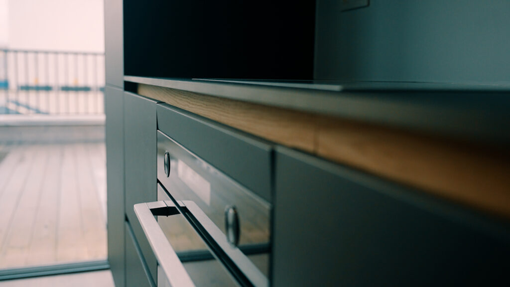 Detailfoto van eiken greep handvaten in een zwarte op maat gemaakte keuken