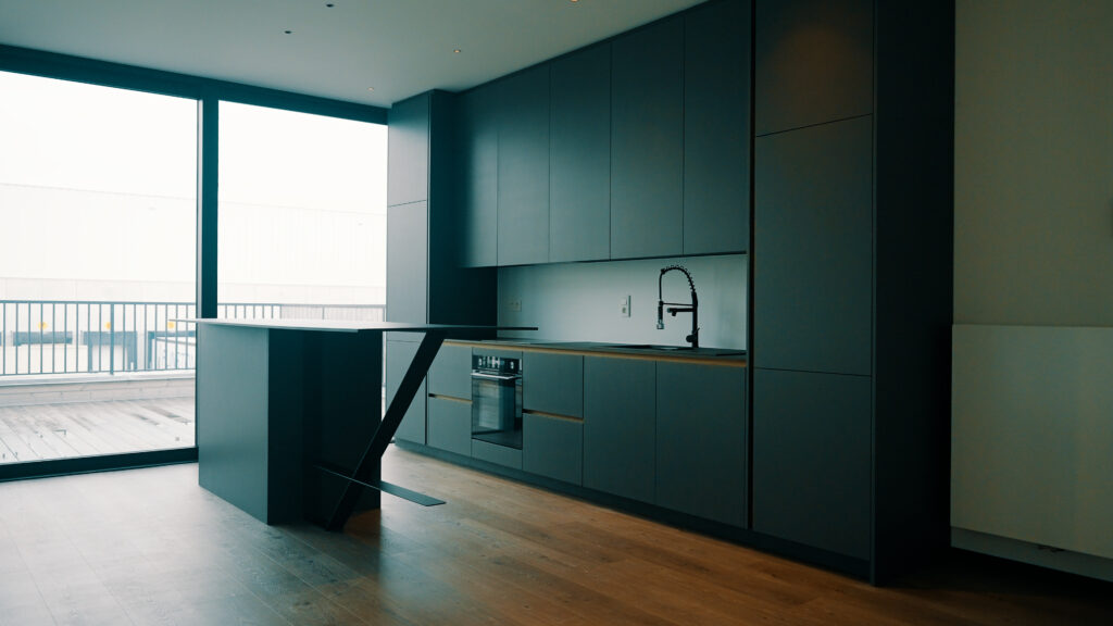 Zwarte op maat gemaakte keuken door schrijnwerker inn concepts