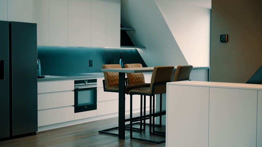 keukenkasten op maat voor ruime opslagplaats door schrijnwerkers inn concepts geplaatst