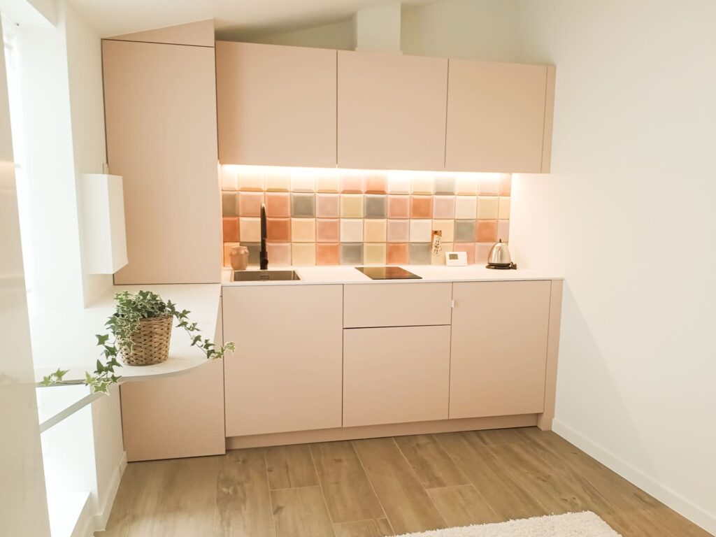 keukenkasten op maat in smalle ruimte met schuin plafont door schrijnwerken inn concepts