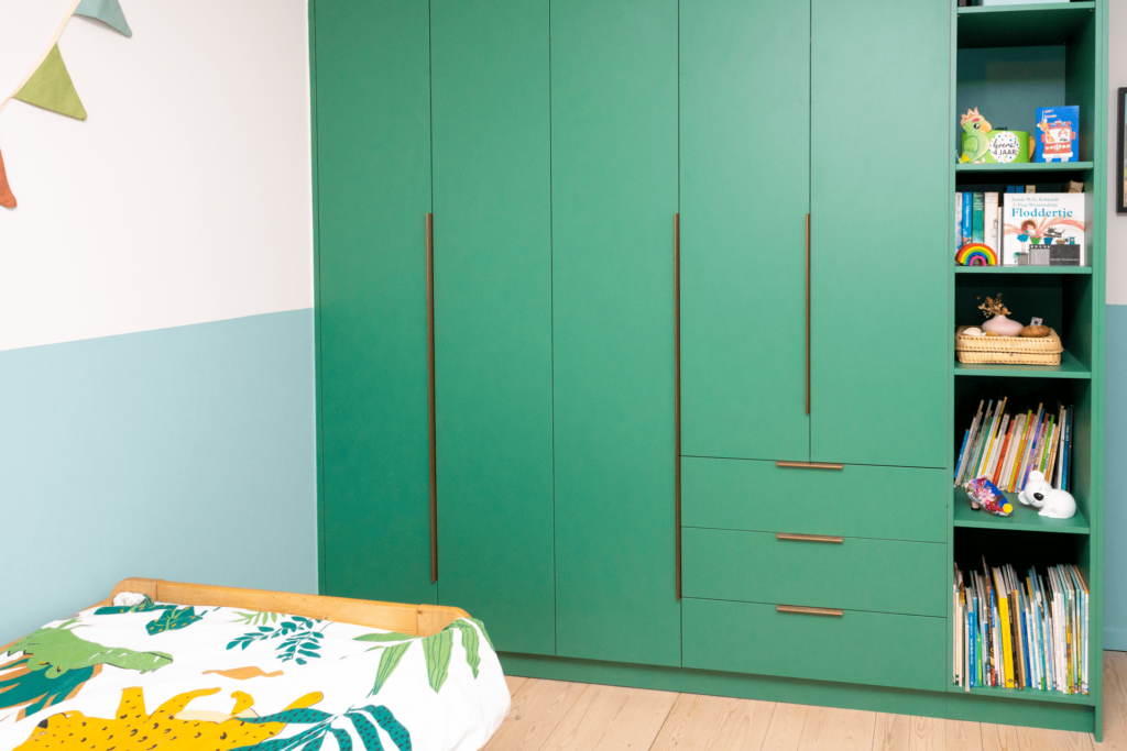 groene wandkasten slaapkamer door schrijnwerker op maat gemaakt