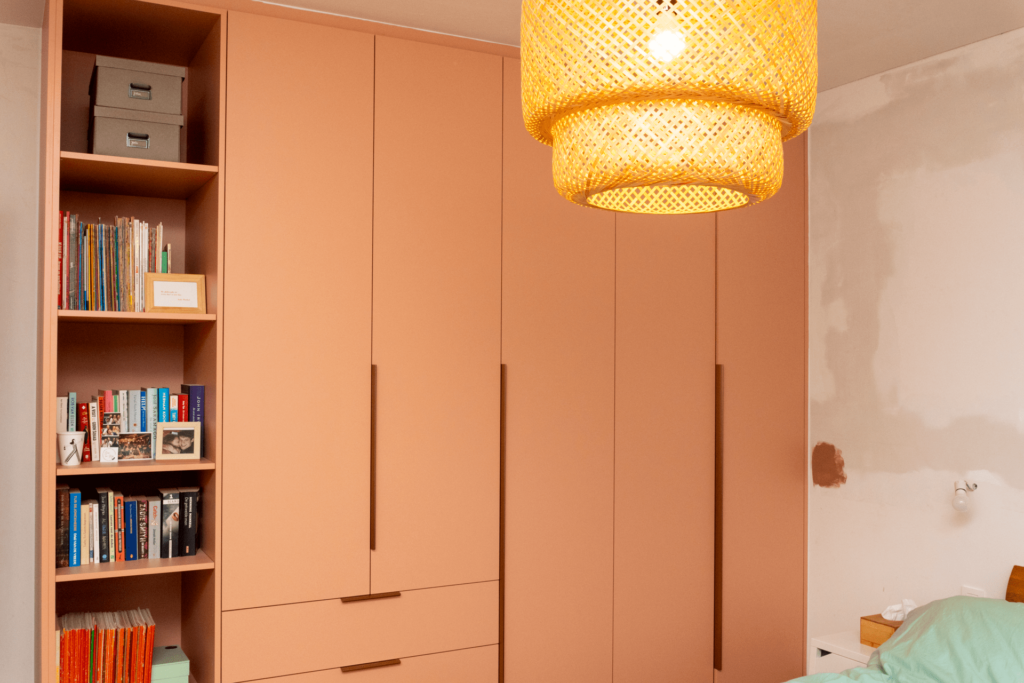 Wandkast schrijnwerker open lades gesloten wandkast deuren op maat slaapkamer