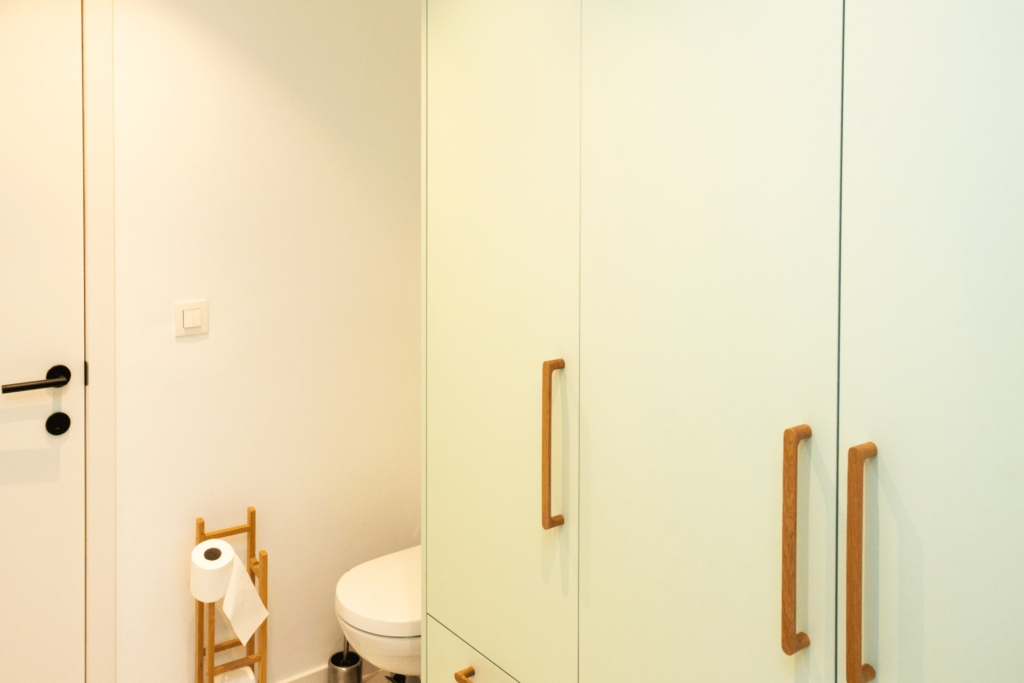 Op maat gemaakte badkamer kast door schrijnwerker