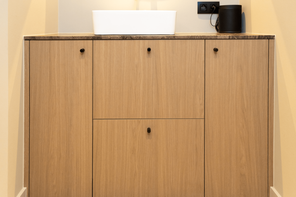 Maatkast en lavabo in badkamer