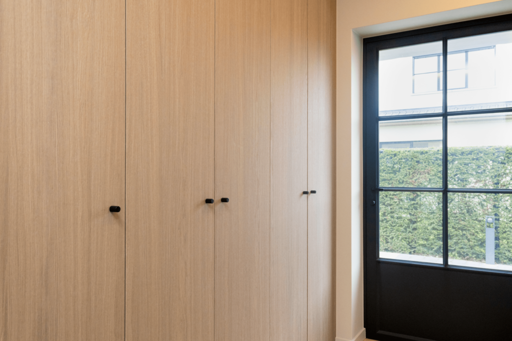 maatkast in inkomhal door schrijnwerker