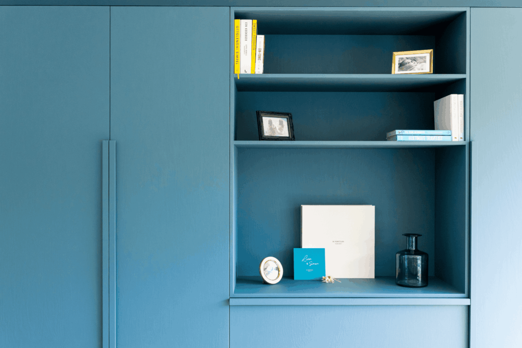 wandkast open nis schrijnwerken boekenkast woonkamer