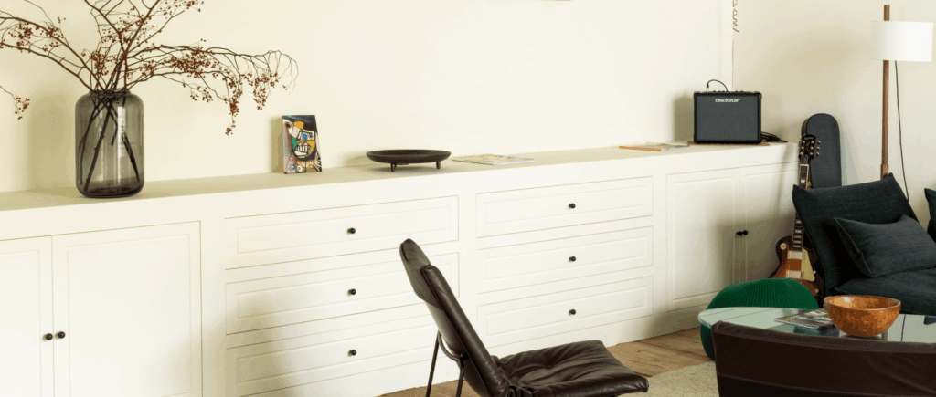 houten dressoir op maat in woonkamer door schrijnwerker inn concepts