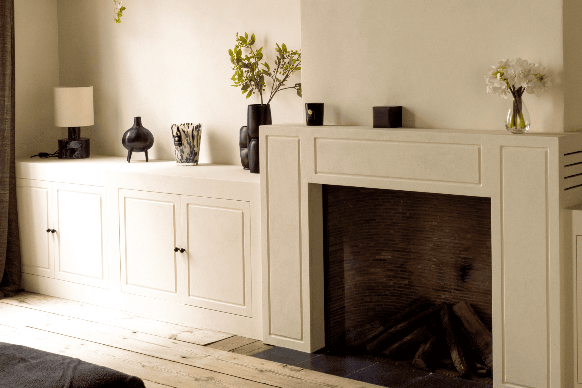 witte wandkasten op maat door schrijnwerker in woonkamer
