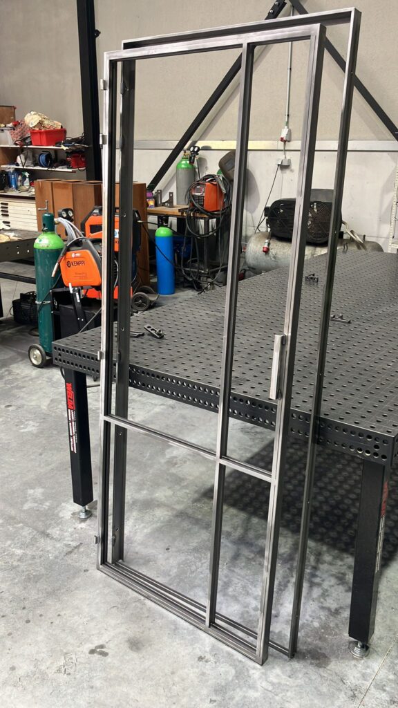 stalen deur frame in atelier InnConcepts